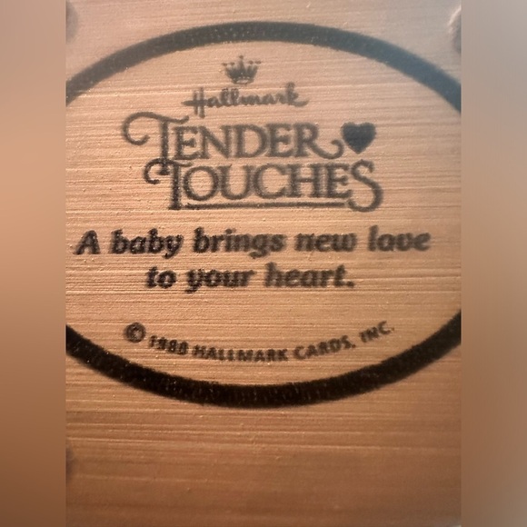 Hallmark 1988 Tender Touches “A Baby Brings New Love to Your Heart” Figurine - Picture 6 of 7
